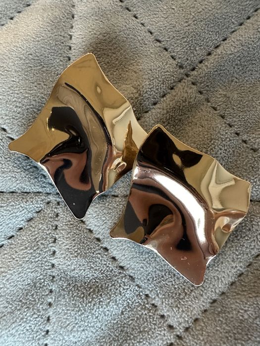 Brincos. Disponível em prateado e dourado. Muito bonito!