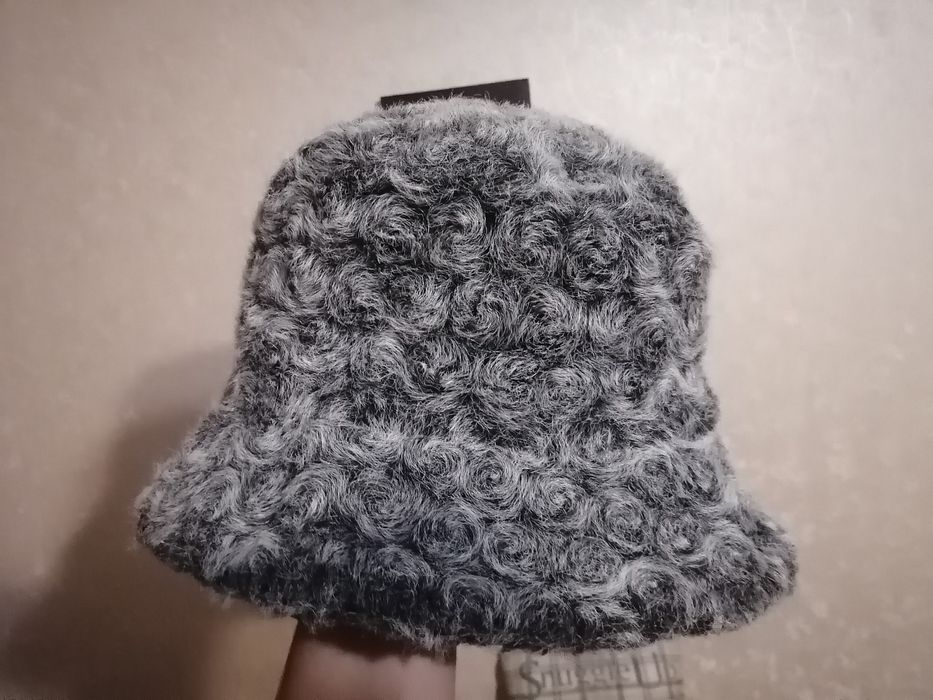 Женская шляпа серого цвета