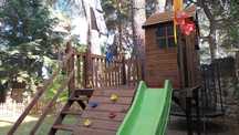 Parque infantil com tirolesa