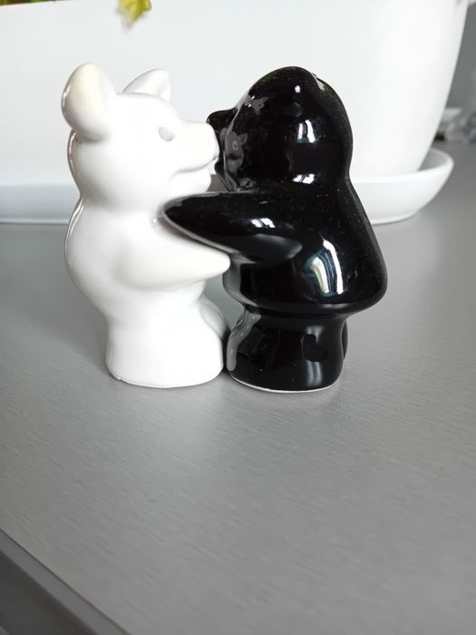 urocze przyprawniki na sól i pieprz w kształcie przytulających misiów