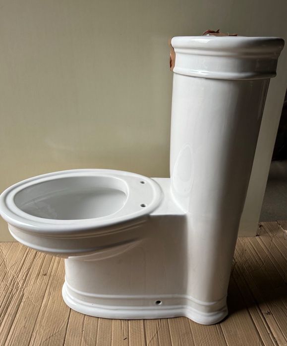 Унитаз подвесной керамический с крышкой.