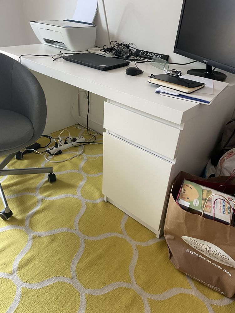 Secretaria e cadeira de escritorio. Não faço transporte