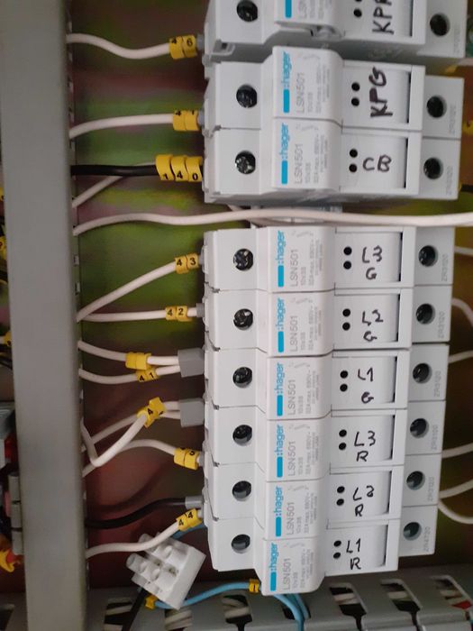 Eletricista residencial e industrial.