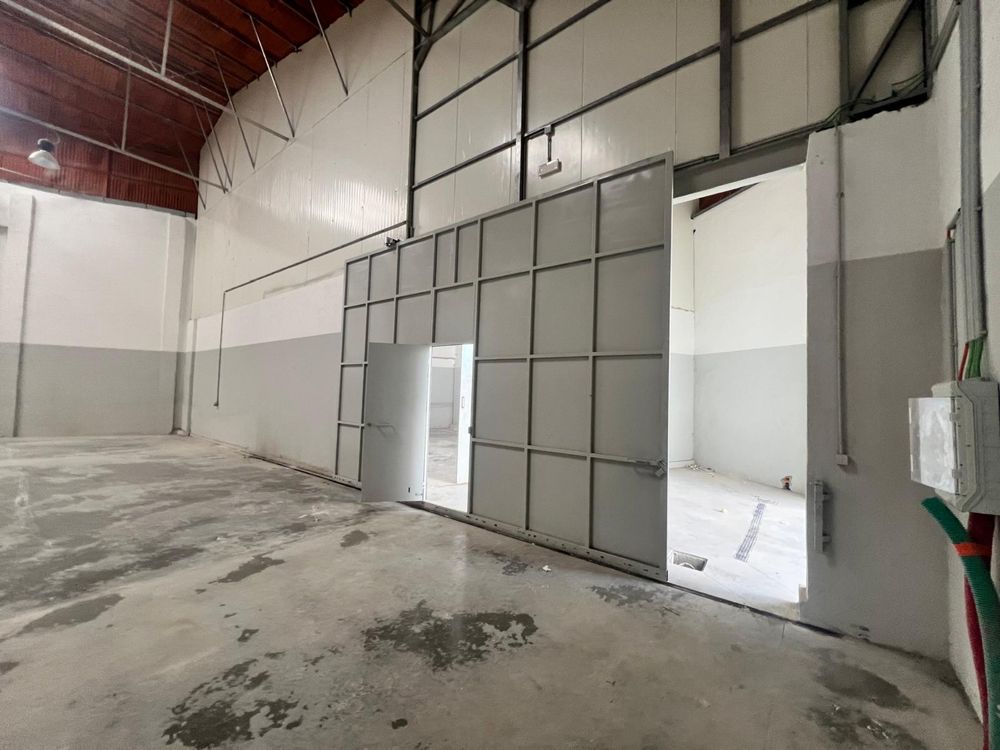 Armanzem magnifico com 300 m2 area
