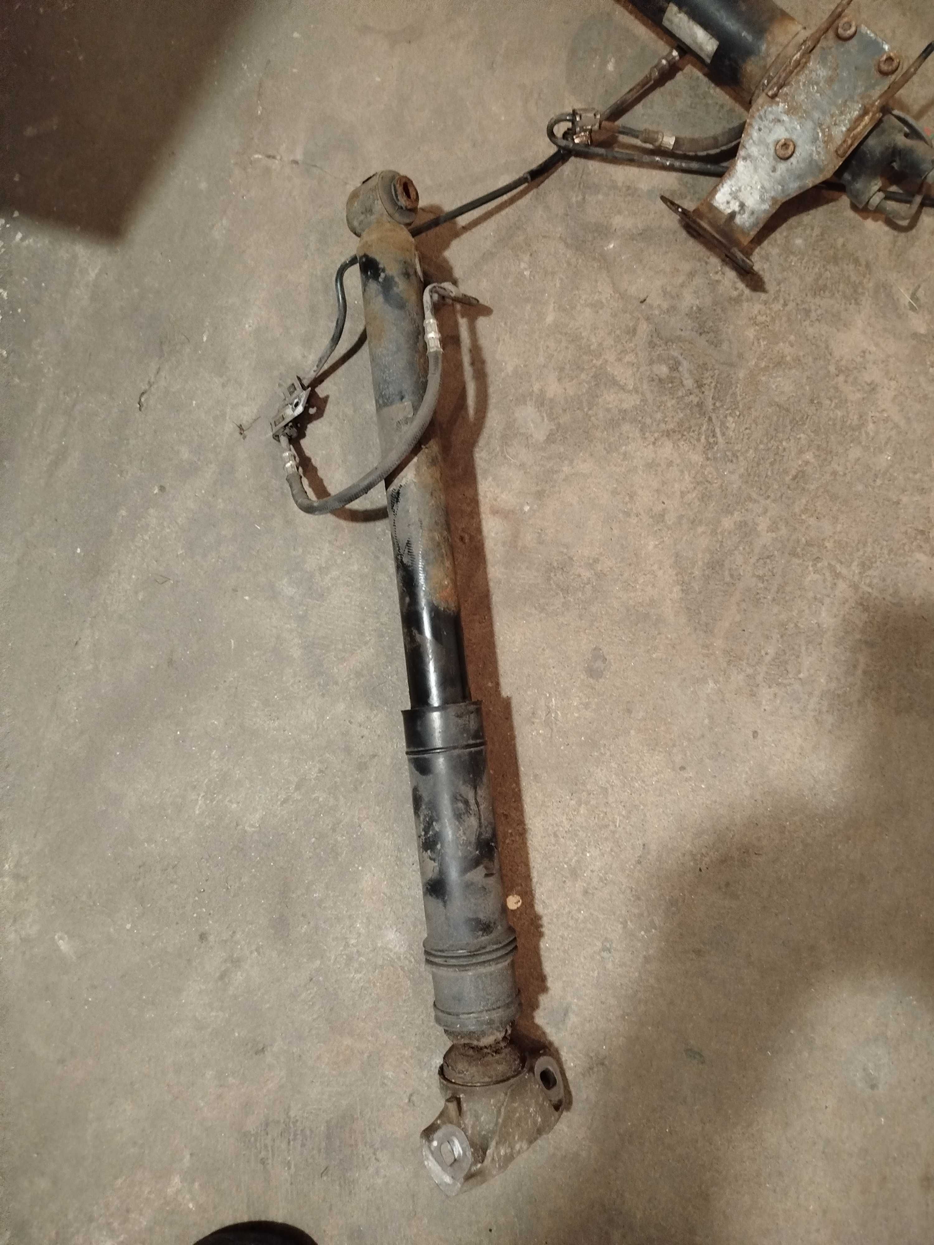 Peugeot 3008 09 -16 amortyzatory hydrauliczne tył komplet