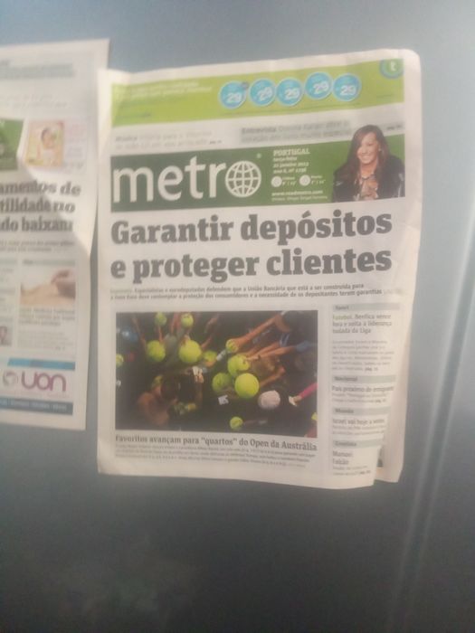 8 jornais O Metro e um folheto San Luís .
