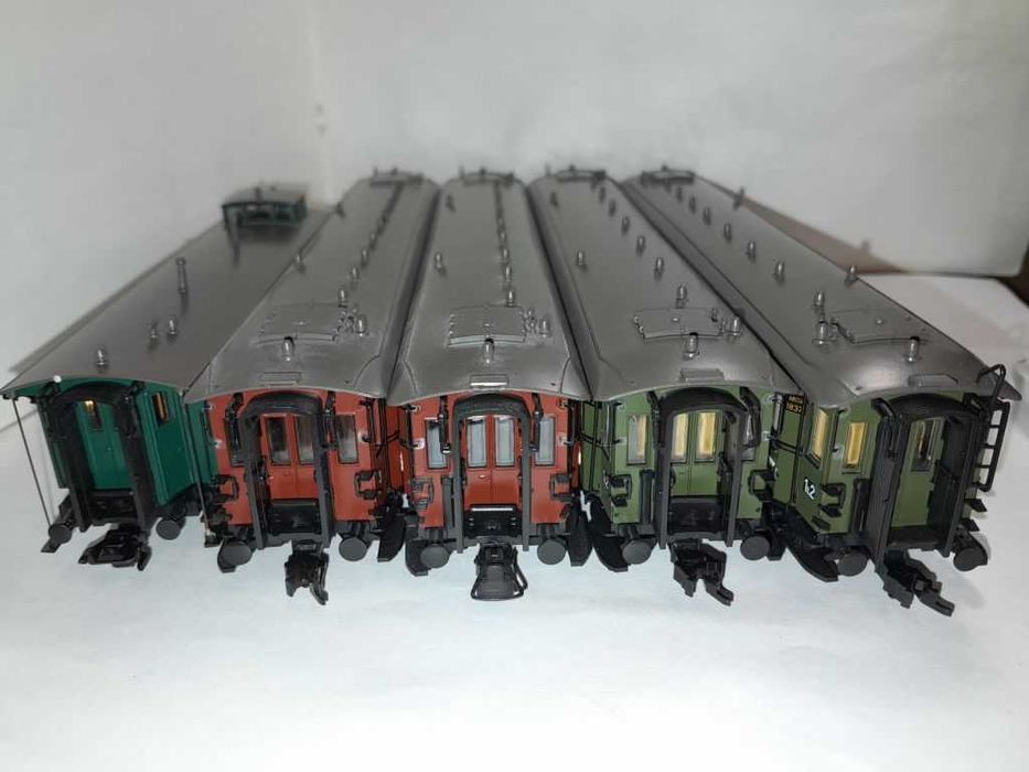 Потяг пасажирських вагонів. Roco. Залізниця Пико. Piko НО 1/87