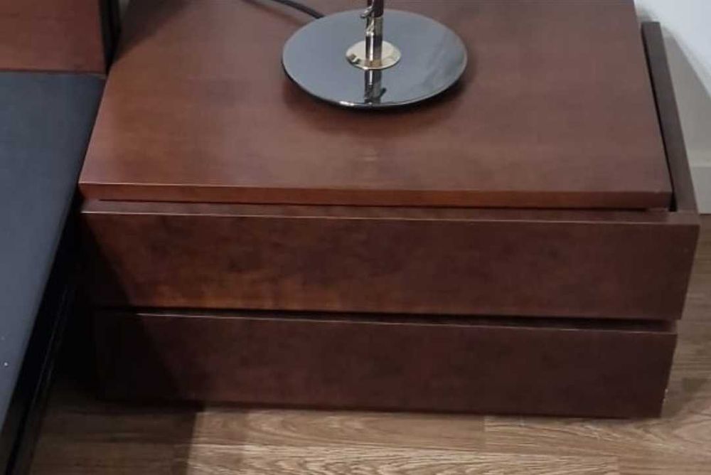 Vendo mobília de quarto madeira..