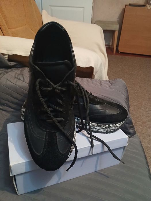 Жіночі кросівки шкіряні