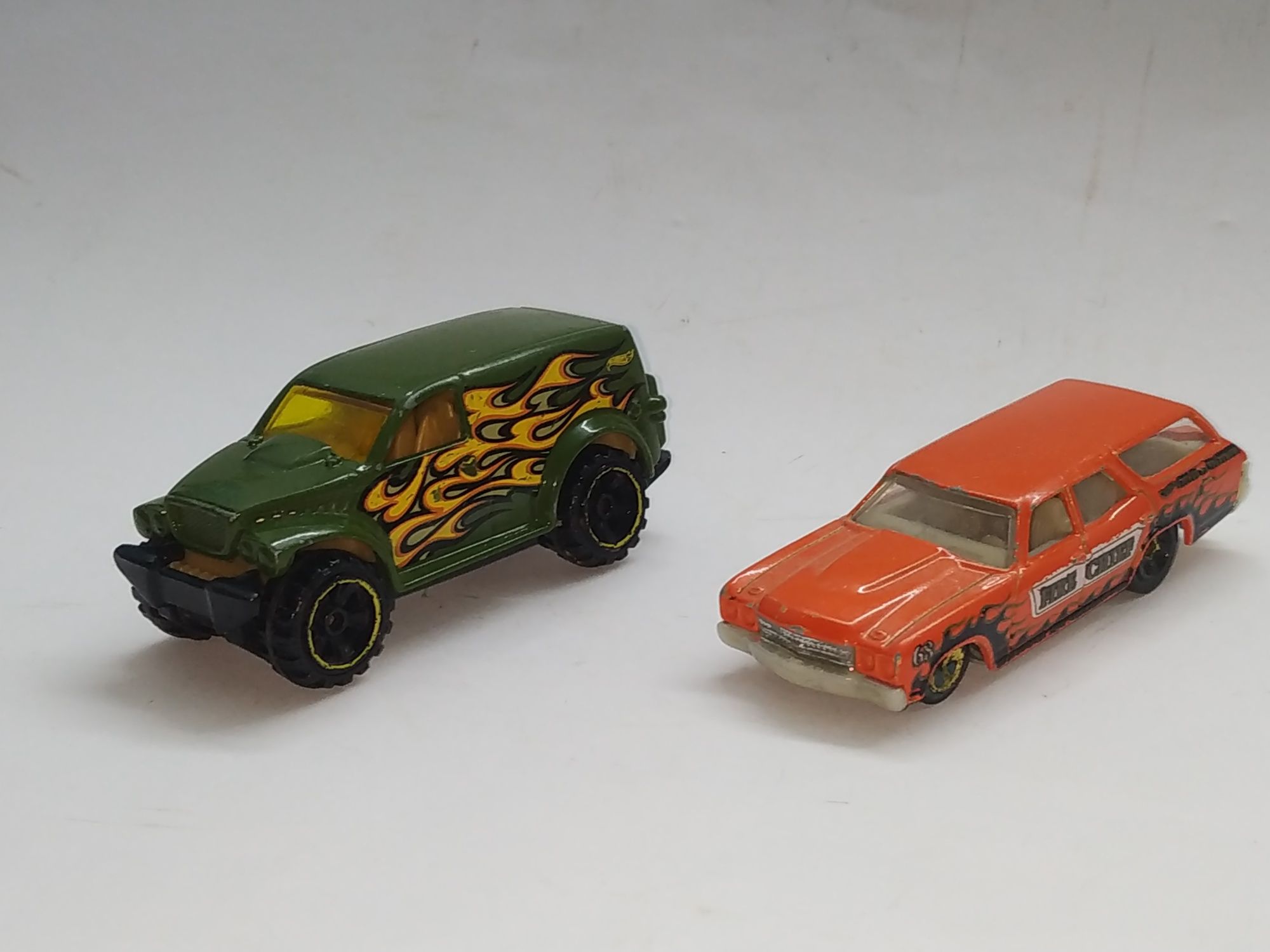 Машинки из серии hot wheels.