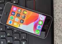 Apple iPhone SE.