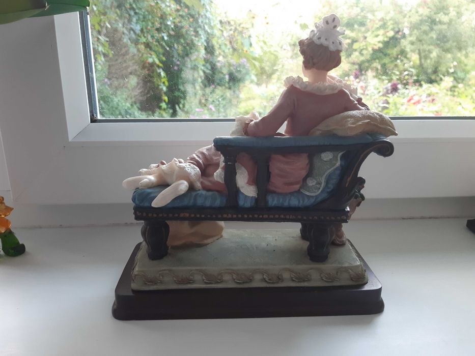 Стаутетка "Lady on Chaise Longue" from the Juliana Collection