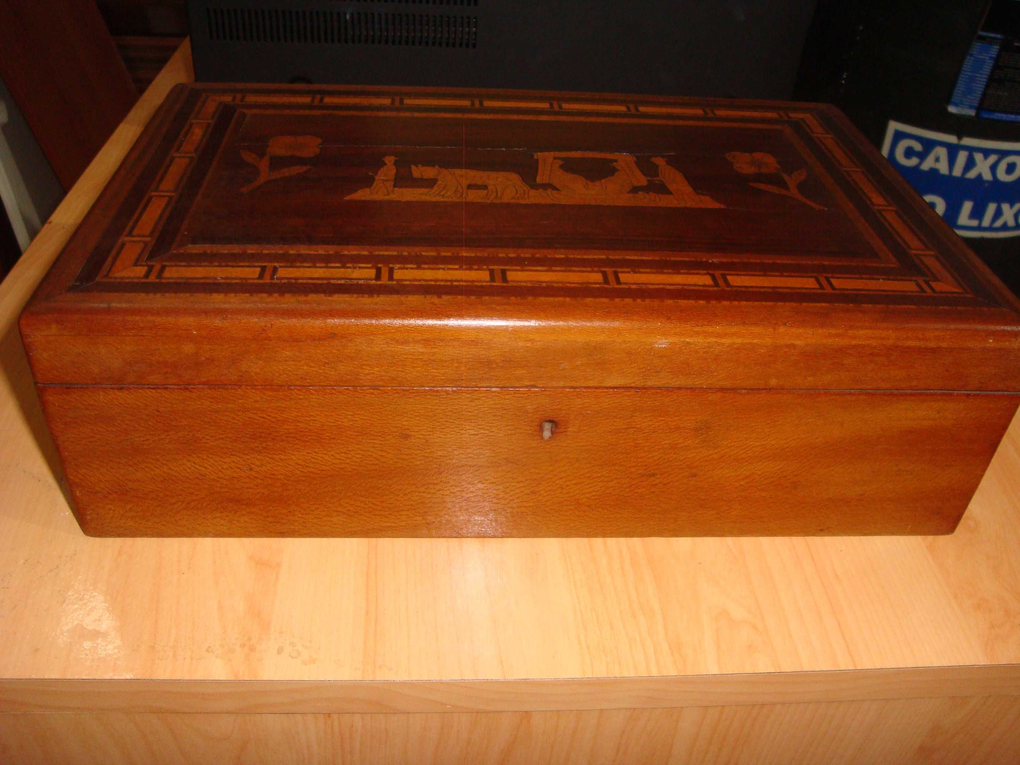 caixa em madeira antiga