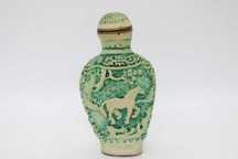 Snuff Bottle em Laca Cinnabar Verde Cavalos XX