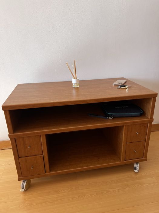 Móvel Tv com rodas.