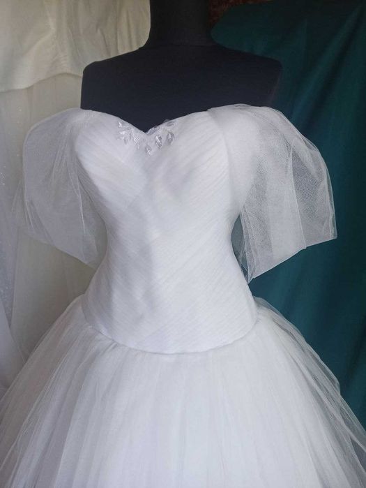 Новое свадебное платье с приспущенными плечиками.