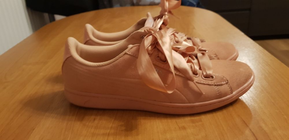 Brzoskwiniowe zamszowe  buty Puma