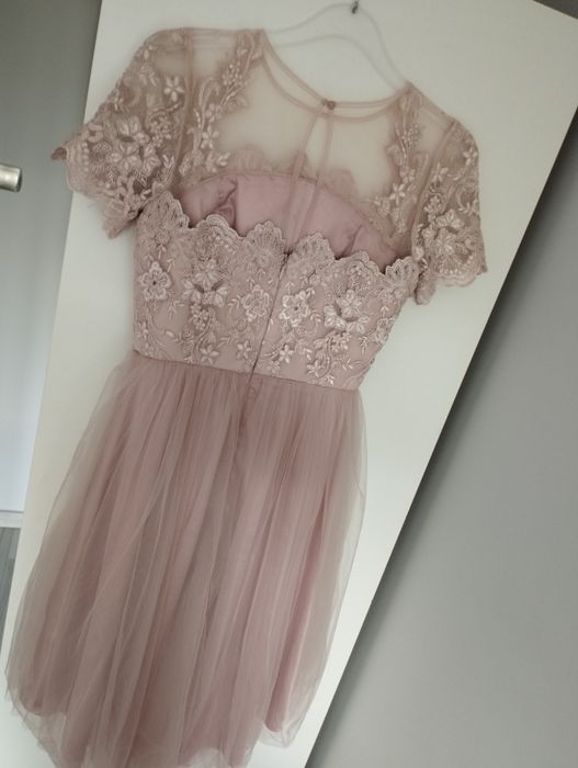 Sukienka tiulowa z dłuższym tyłem