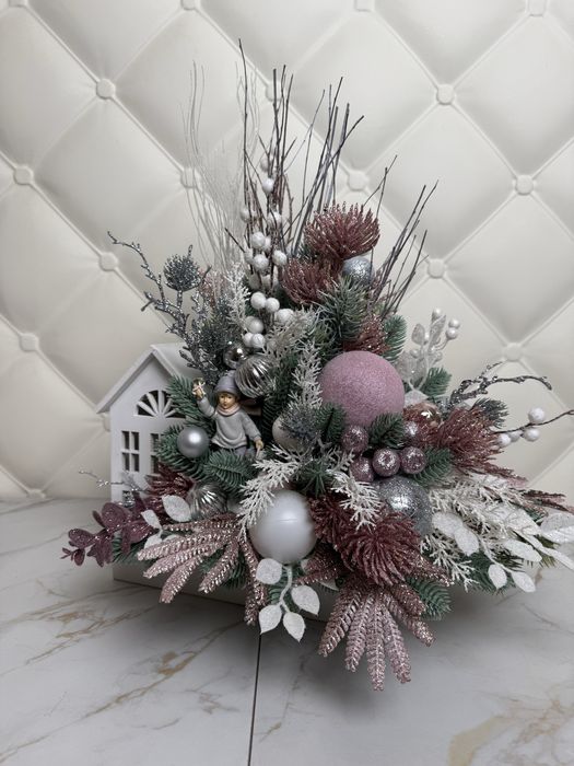 Різдвяна композиція зі штучних квітів «Будиночок»