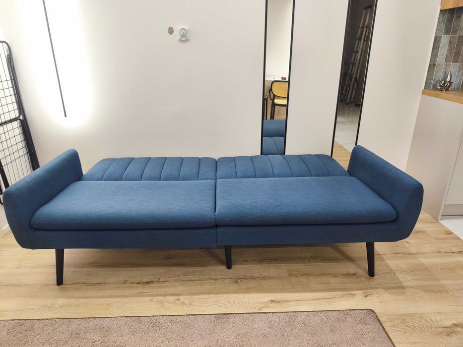 Rozkładana granatowa kanapa