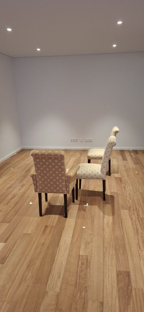 Conjunto de mesa, cadeiras e carpete