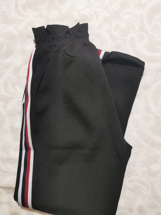 Calça preta com riscas laterais