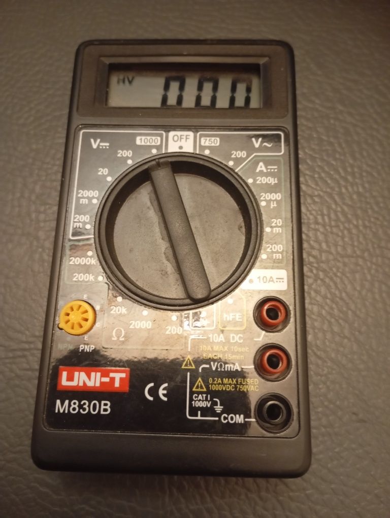 Miernik uniwersalny multimetr cyfrowy model UNI T M830B działa