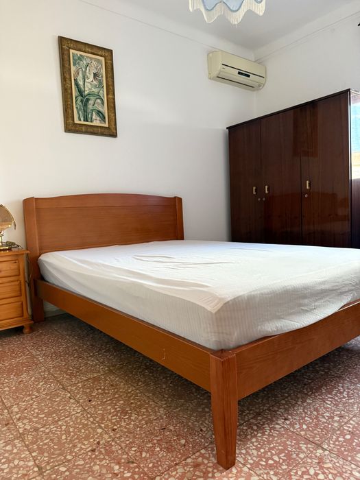 Cama de casal de madeira