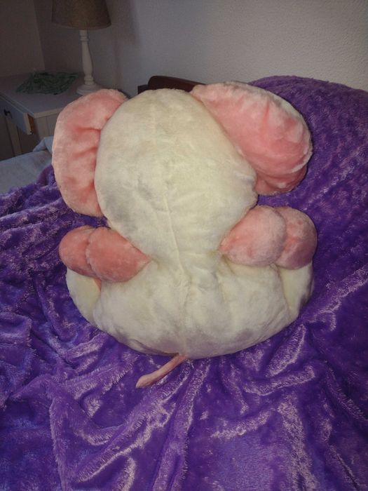 Elefante de peluche branco e rosa