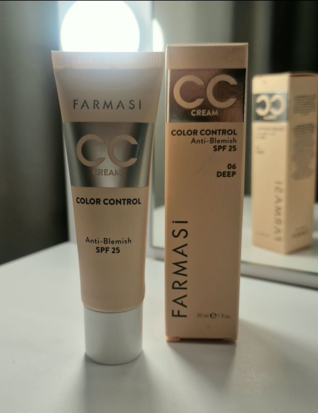 CC Podkład Color Control Farmasi Pielęgnujący Skórę