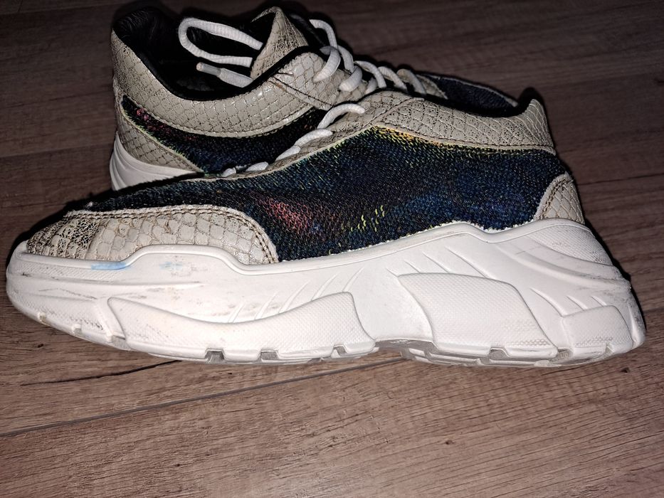 Sneakersy z cekinami na platformie