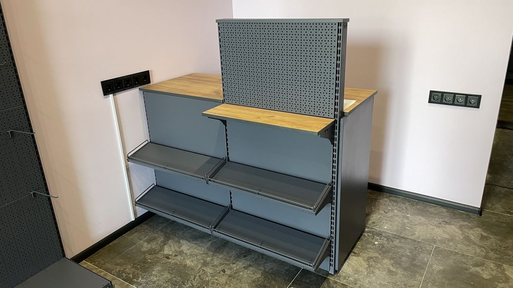 Стелажі з полицями та перфоровані, гачки