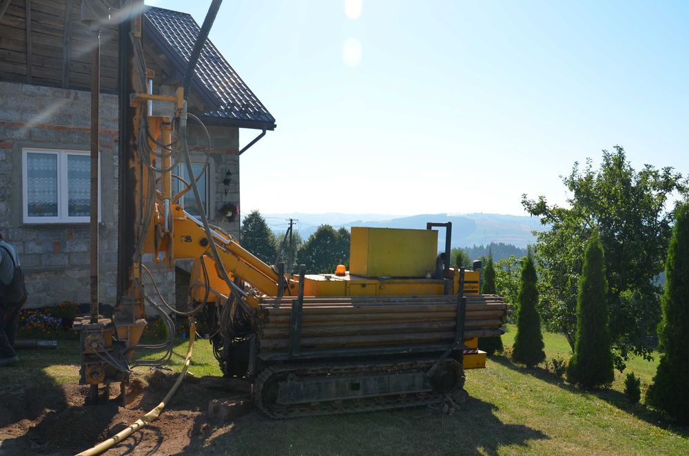 Wiertnica do studni głębinowych i pomp ciepła gąsienicowa Atlas copco