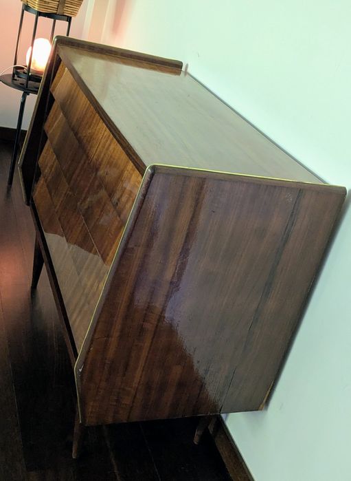 Cómoda anos 50/60 em mogno envernizado, com 4 gavetas.