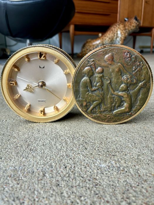 Unikatowy Zegar Modern Japan Quartz płaskorzeźba