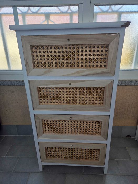 Cómoda/Mesa de cabeceira madeira