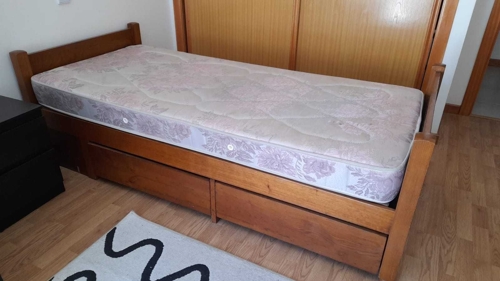 Cama com 2 gavetas em madeira maciça e colchão