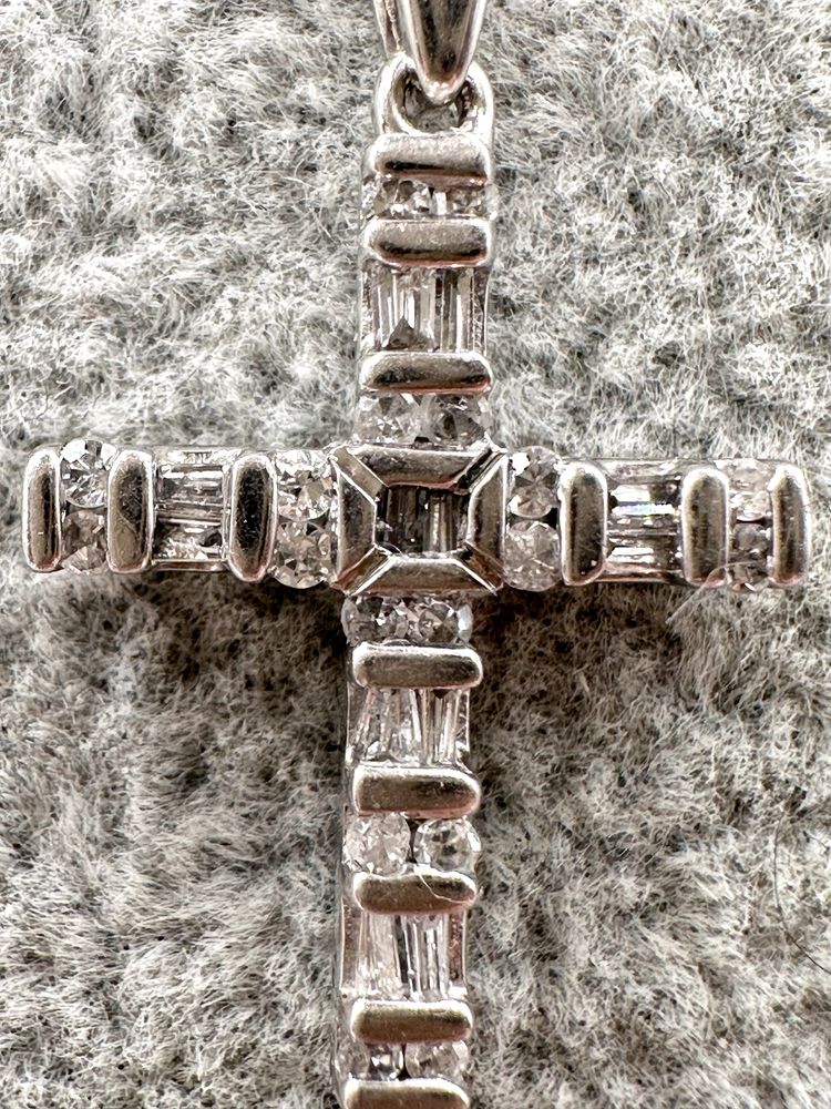 Złoty naszyjnik z krzyżykiem z diamentami 0,16ct