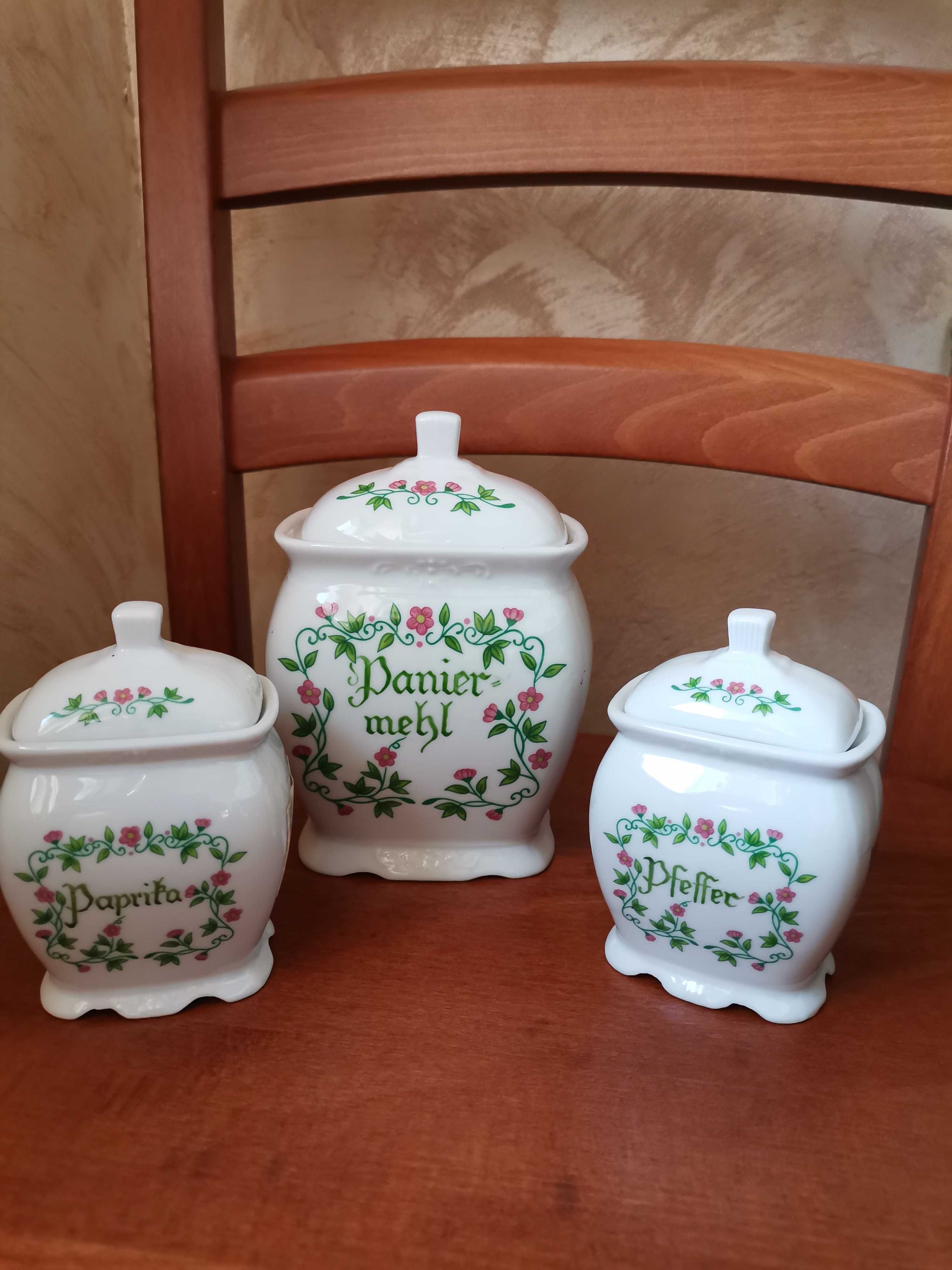 Trzy ceramiczne pojemniczki na przyprawy
