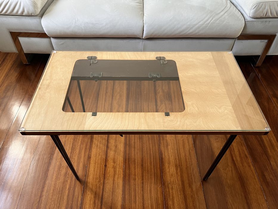 Mesa de centro em madeira e vidro