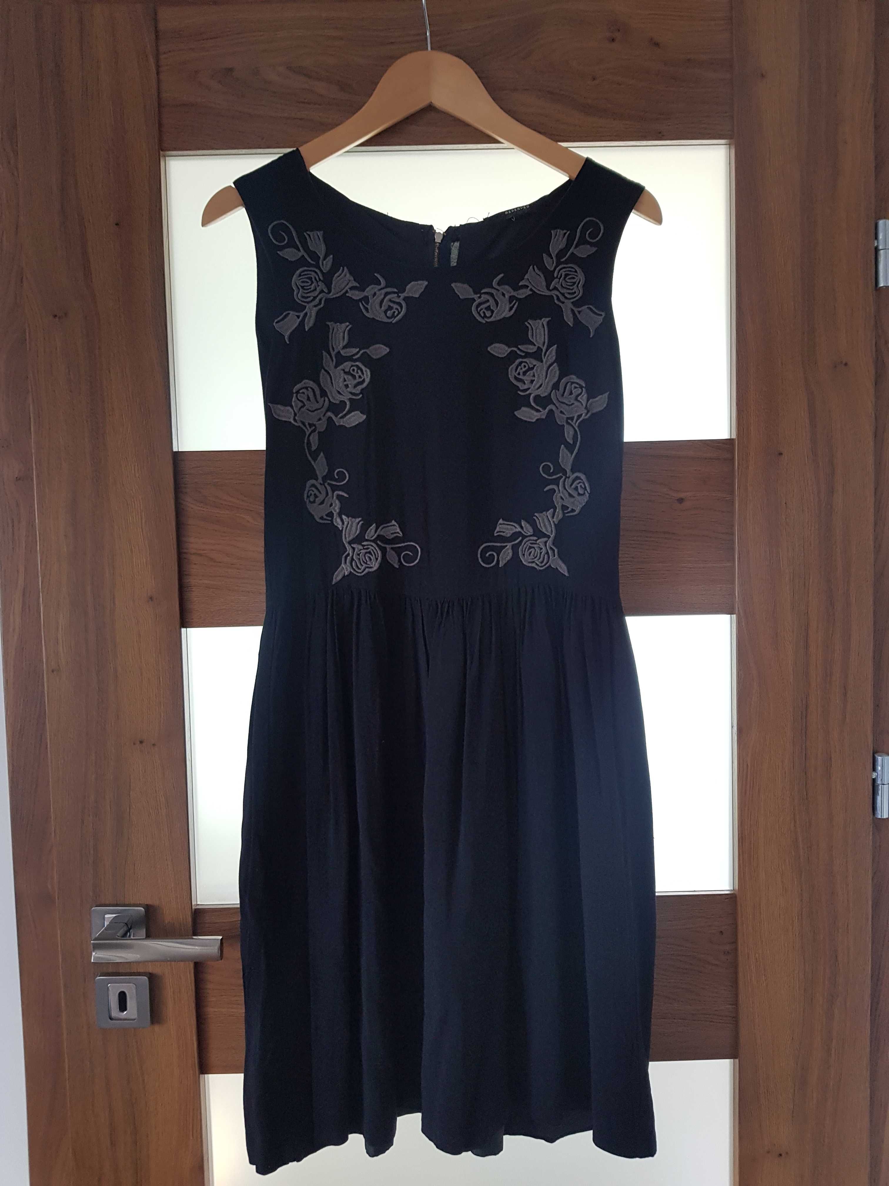 Sukienka w kolorze czarnym z haftowanym wzorem, rozmiar 40