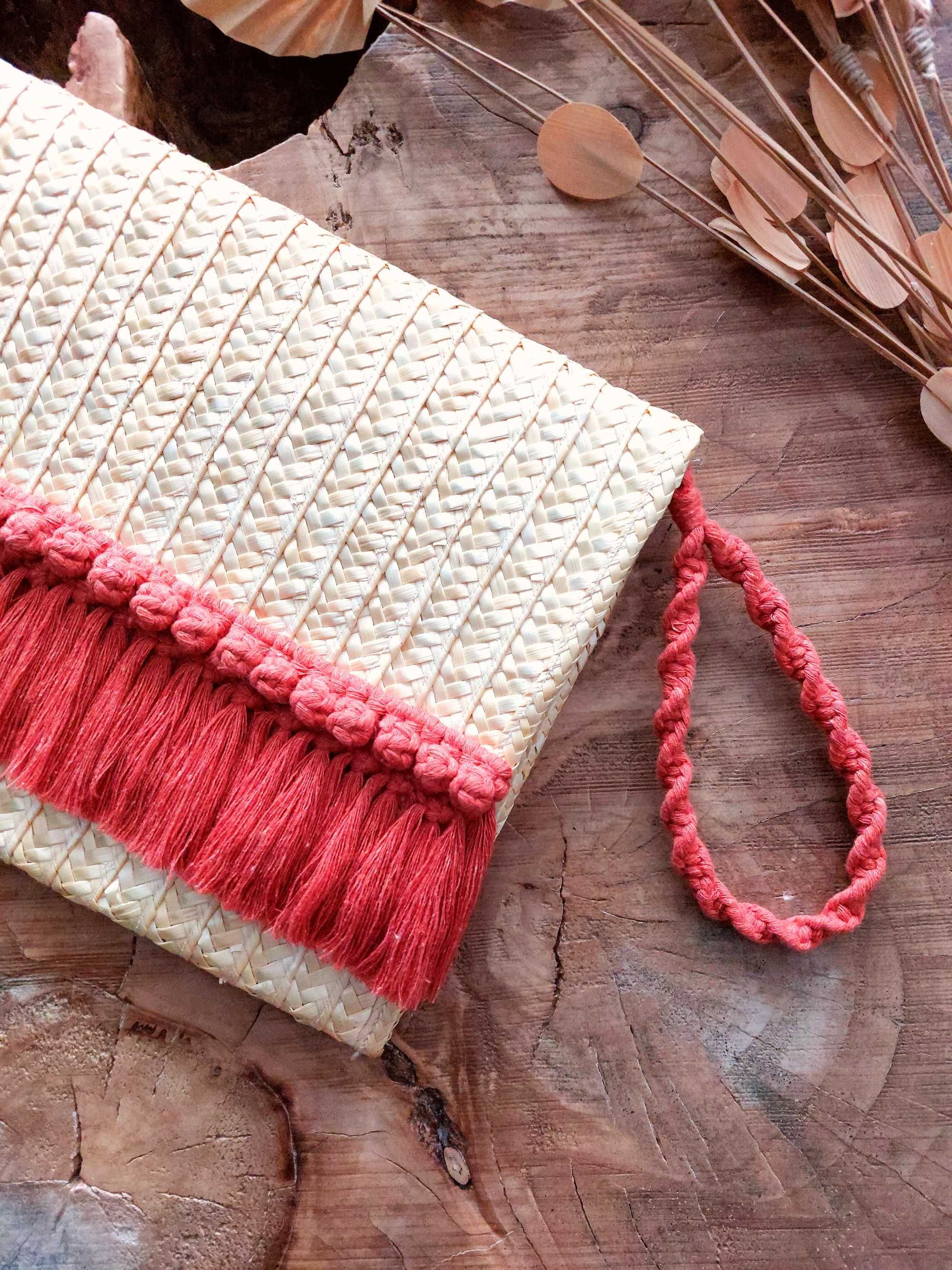 Clutch retangular em palhinha de centeio e macramé