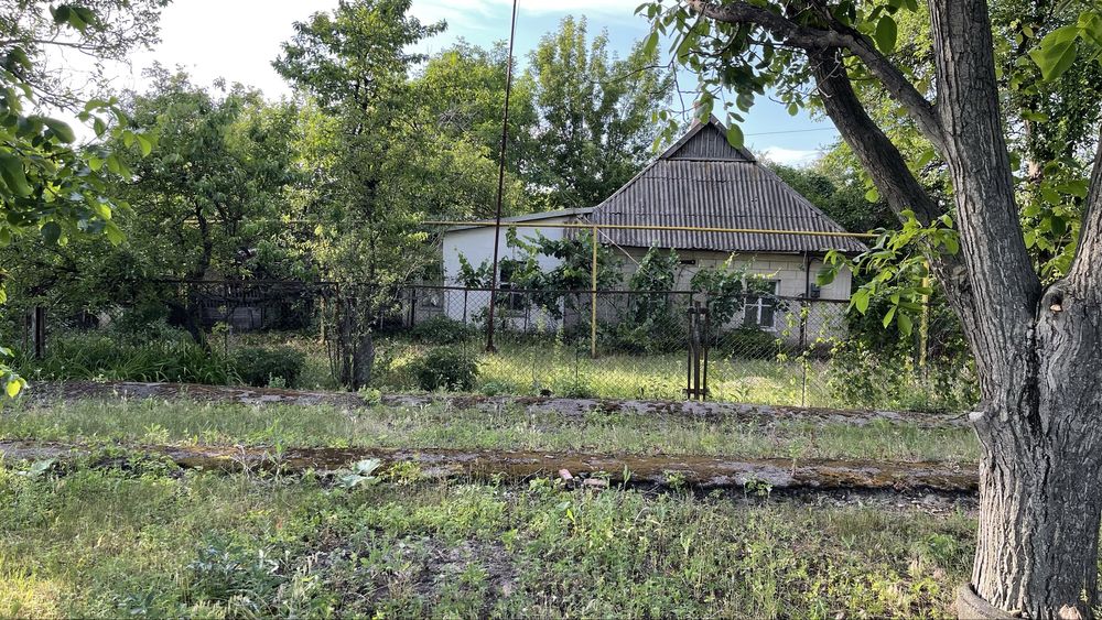 Продам хату. На подвірʼї гараж кухня сарай комора.