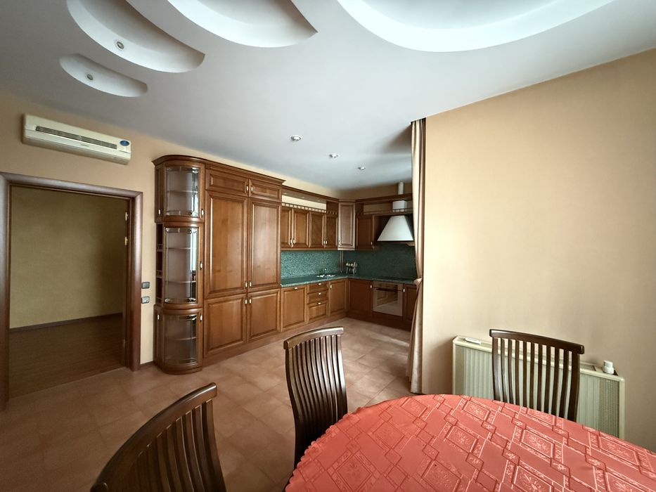 Центр , вул. Павлівська 17 , дворівнева квартира .