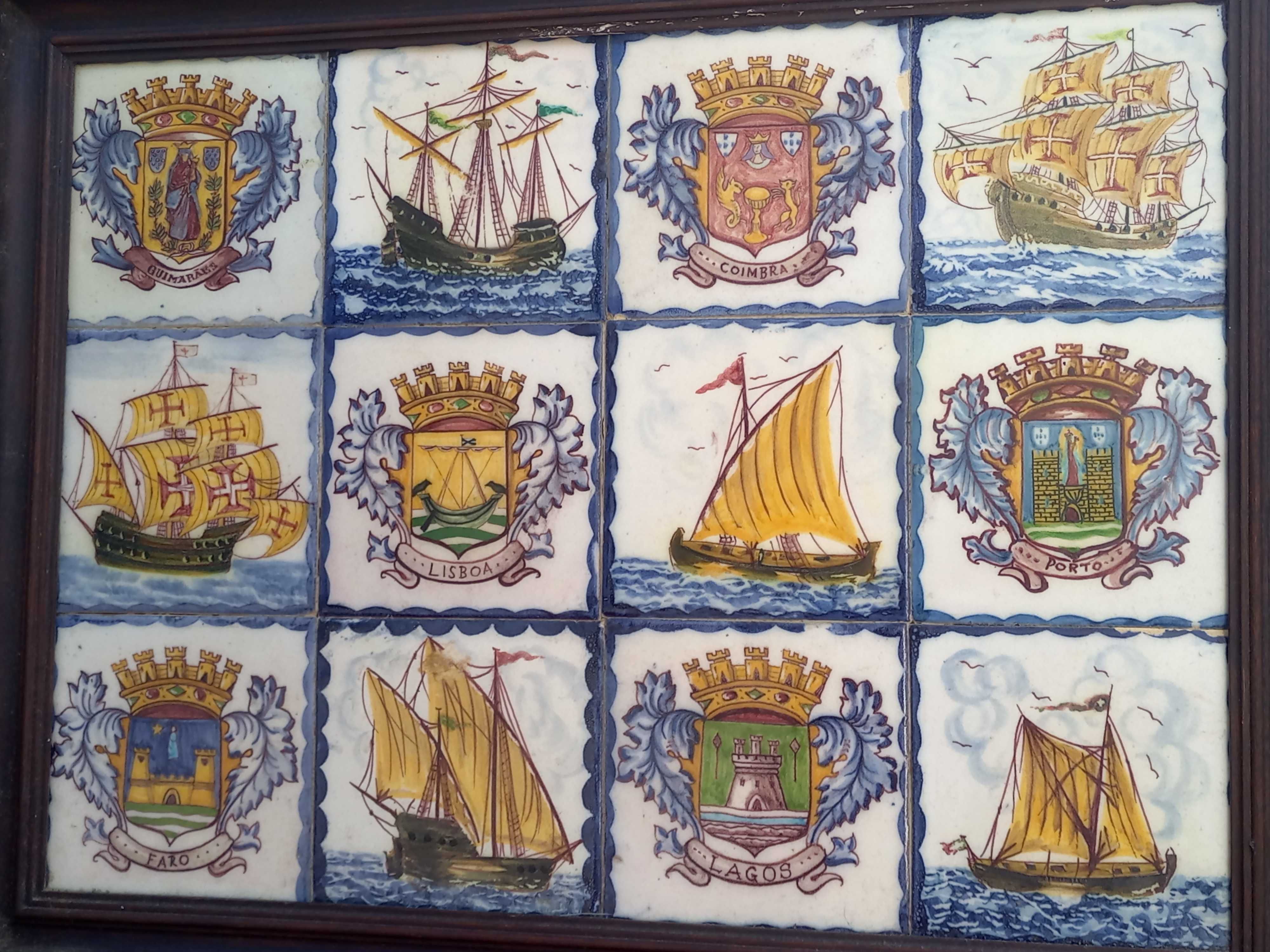 Quadro de painéis de azulejos de brasões e caravelas históricos