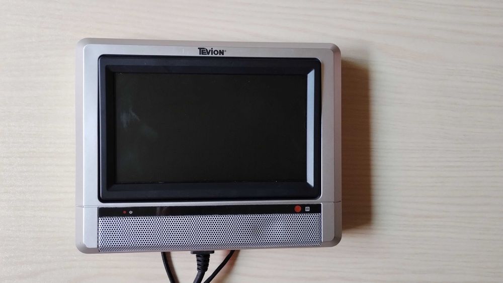 DVD програвач переносний з екранами у авто або кемпінг 12V або 220V