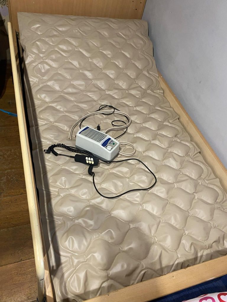 Sprzedam łóżko dla osoby chorej leżącej z materacem odleżynowym