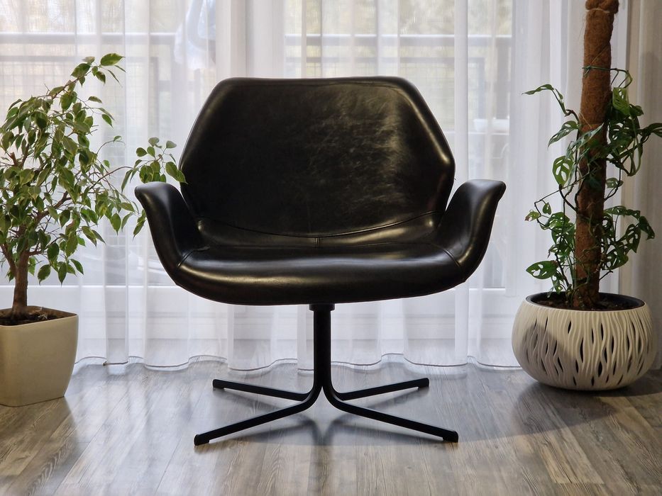 Fotel NIKKI marki ZUIVER - czarny, skóra naturalna, stylowy i wygodny