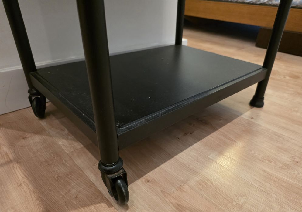 Mesa lateral IKEA KORNSJÖ – Preto, com rodas e 3 prateleiras