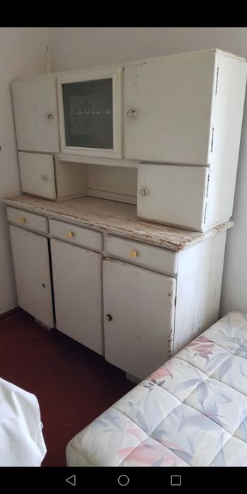 Stary kredens emaliowany